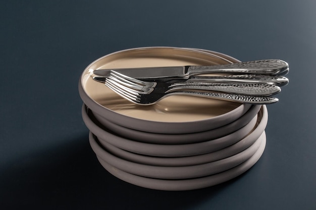 Zestaw talerzy i sztućców